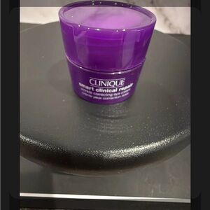 Clinique Smart Clinical Repair Eye Cream in Bold Purple